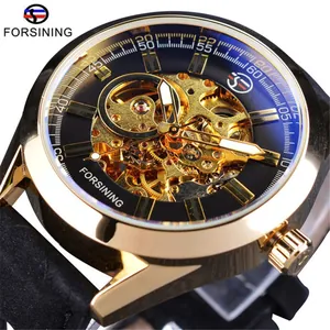 Vista macro del reloj mecánico Forsining con intrincados engranajes dorados internos