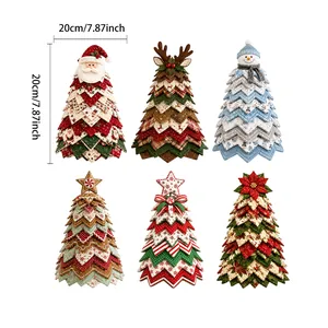 Dettaglio delle decorazioni natalizie in patchwork fatte a mano con misure di 20 cm.