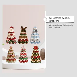 Dettaglio di 6 alberi di Natale patchwork fai-da-te in tessuto poliestere resistente.