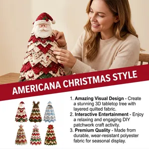 Dettaglio dell'albero di Natale patchwork fai-da-te con vari motivi festivi
