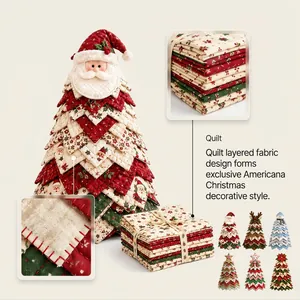 Vista dettagliata dell'albero di Natale in tessuto fatto a mano stile patchwork.