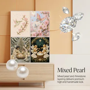 Dettaglio di pittura fai-da-te con perle e strass, design con colibrì e farfalle