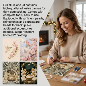 Primo piano di una donna che realizza un quadro di diamanti con motivi di fiori e farfalle.