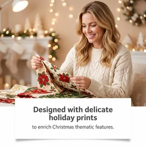 Detalle con delicados estampados festivos en la tela de acolchado para el árbol