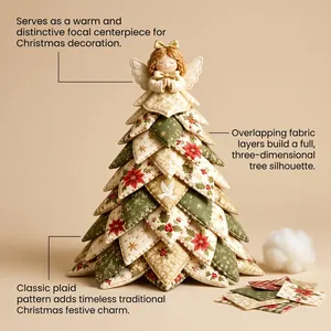 Vista detallada de un árbol de Navidad de tela acolchada DIY con adorno de ángel.