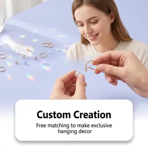 Gros plan de l'assemblage d'un attrape-soleil DIY avec des perles et anneaux dorés