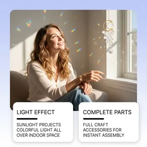 Détail d'un kit attrape-soleil en cristal projetant des effets arc-en-ciel dans la pièce