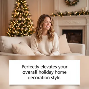 Gemütliche Weihnachtsdekoration im Wohnzimmer mit einer Frau auf dem Sofa und Tannenbaum