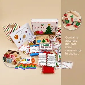 Detailansicht des 27-Tage-Weihnachts-Elf-Sets mit Ornamenten und Karten