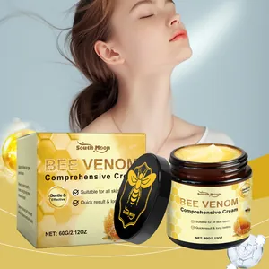 Λεπτομέρεια της κρέμας Bee Venom South Moon που δείχνει την πλούσια κίτρινη ενυδατική υφή