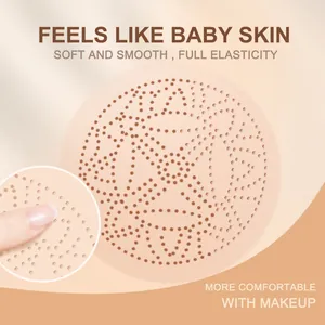 Primer plano de la esponja tipo hongo con patrón de estrellas para aplicación de maquillaje
