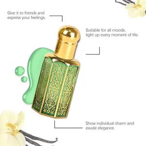Vista dettagliata di un'elegante boccetta di profumo alla vaniglia araba d'oro.