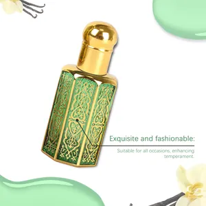 Dettaglio della squisita boccetta di profumo arabo in vetro verde con motivi dorati