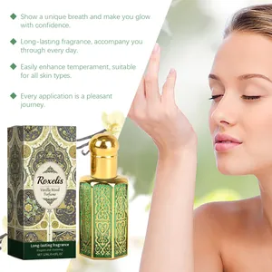 Dettaglio profumo alla vaniglia Roxelis con motivi dorati e scena di vita reale