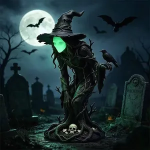 Detalle del rostro verde brillante de un adorno de bruja de Halloween hecho de resina