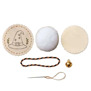 Detaillierte Ansicht der Halloween-Stickset-Komponenten mit Filz, Faden und Glocke