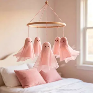 Simpatico mobile con fantasmi in feltro rosa per cameretta e decoro di Halloween