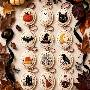 Detailansicht von zwölf verschiedenen Halloween-Stickornamenten mit festlichen Motiven