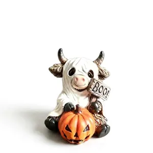Statuetta in resina di mucca Highland di Halloween con zucca e cartello BOO decor