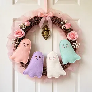 Ghirlanda di fantasmi di Halloween fatta a mano con rose rosa per porta d'ingresso
