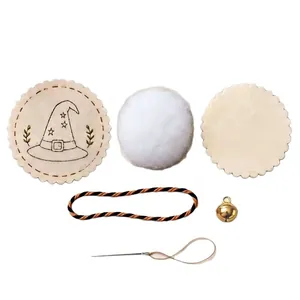 Vollständiges DIY Halloween Stickset für Anhänger mit Hexenhut Muster und Glocke