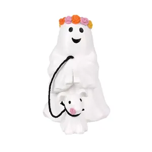 Linda figura de fantasma de Halloween paseando a un perro blanco con corona de flores