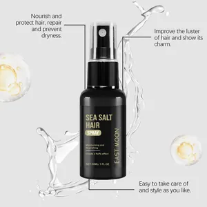 Vista dettagliata dello spray per capelli al sale marino con schizzi d'acqua per lo styling