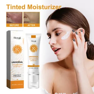 Detailansicht der Hoygi SPF 50+ Mehrzweck-Tönungsfeuchtigkeitscreme und Modell beim Auftragen