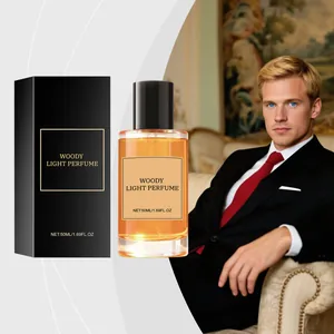 Élégant flacon de parfum Woody Light de 50 ml et sa boîte à côté d'un homme en costume.