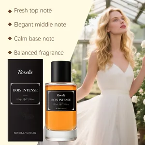 Λεπτομερής προβολή του μπουκαλιού Roxelis Woody Mint Eau de Toilette με κομψές νότες λουλουδιών