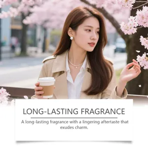 Femme asiatique sous les cerisiers, illustrant un parfum boisé de cèdre durable