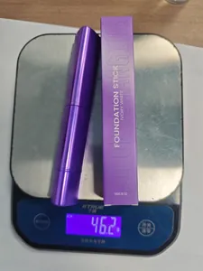 Gewichtsmessung eines 46,2 g schweren, lila feuchtigkeitsspendenden Foundation-Sticks.