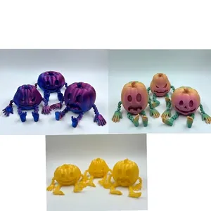 Detailansicht verschiedener 3D-gedruckter artikulierter Kürbis-Monster mit Gesichtern.