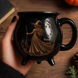 Detailansicht einer schwarzen Hexenkessel-Tasse aus Keramik mit goldenem Relief.