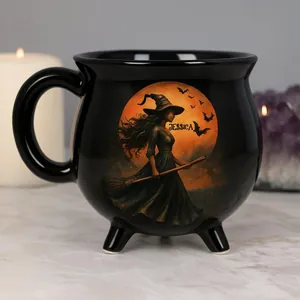 Nahaufnahme der schwarzen Hexe-Kessel-Tasse mit Halloween-Mond-Grafik und individuellem Design