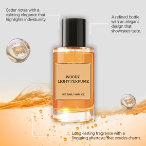 Élégant flacon de parfum boisé au cèdre de 50 ml avec liquide ambré et fond d'éclaboussures.