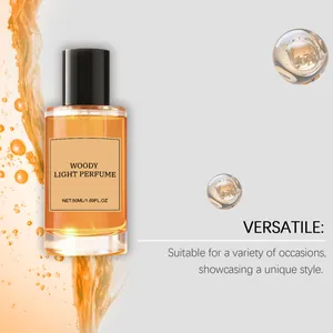 Détail du flacon de parfum boisé au cèdre 50ml avec liquide ambré et éclaboussures d'eau