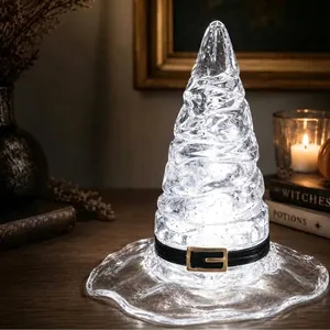 Primo piano di una lampada a cappello da strega in resina con cintura a fibbia nera