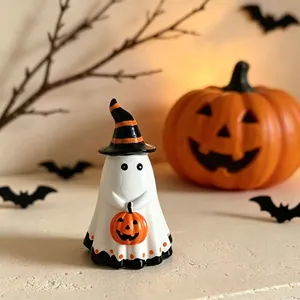 Gros plan détaillé d'une figurine de fantôme d'Halloween en résine avec citrouille et chapeau