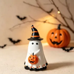 Gros plan d'une figurine de fantôme en résine d'Halloween avec un chapeau de sorcière.
