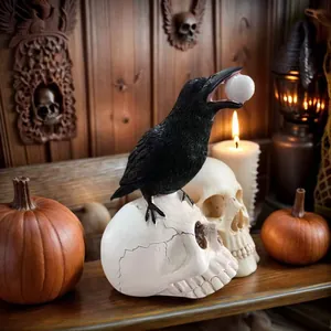 Detaillierte Halloween-Deko aus Harz mit einem schwarzen Raben auf einem Totenkopf.
