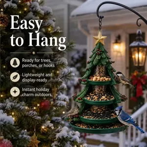 Dettaglio di una mangiatoia per uccelli a forma di albero di Natale in un giardino