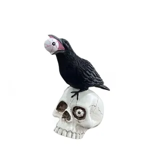 Gruseliges Halloween-Ornament aus Harz mit Krähe auf einem Totenkopf und Augapfel