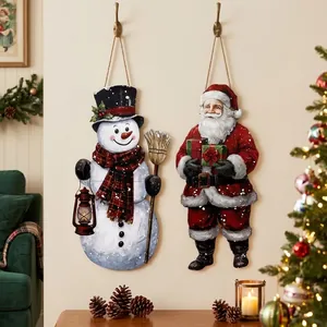 Vue détaillée de suspensions murales de Noël en bois représentant le Père Noël et un bonhomme.
