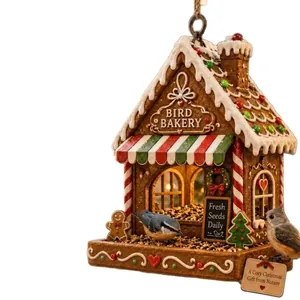 Mangiatoia per uccelli casa di pan di zenzero di Natale con decorazioni festose