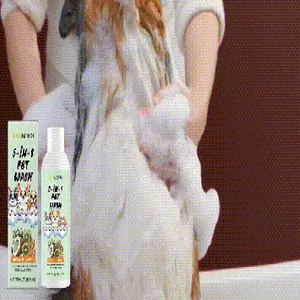 Detailweergave van YEGBONG 5-in-1 huisdierenshampoo fles met een hond in schuimbad
