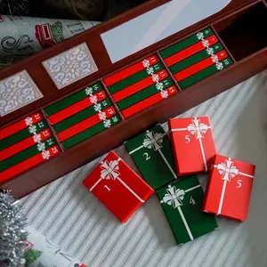 Primer plano de cajas numeradas en rojo y verde en un calendario de Adviento de Navidad
