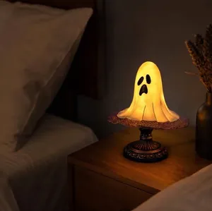 Lampe fantôme gothique en résine sur table de nuit pour une décoration d'Halloween.