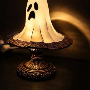 Gros plan d'une lampe fantôme gothique montrant la base en résine et l'abat-jour lumineux