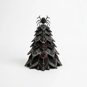Vue détaillée du sapin matelassé d'Halloween gothique noir avec araignée et gemmes